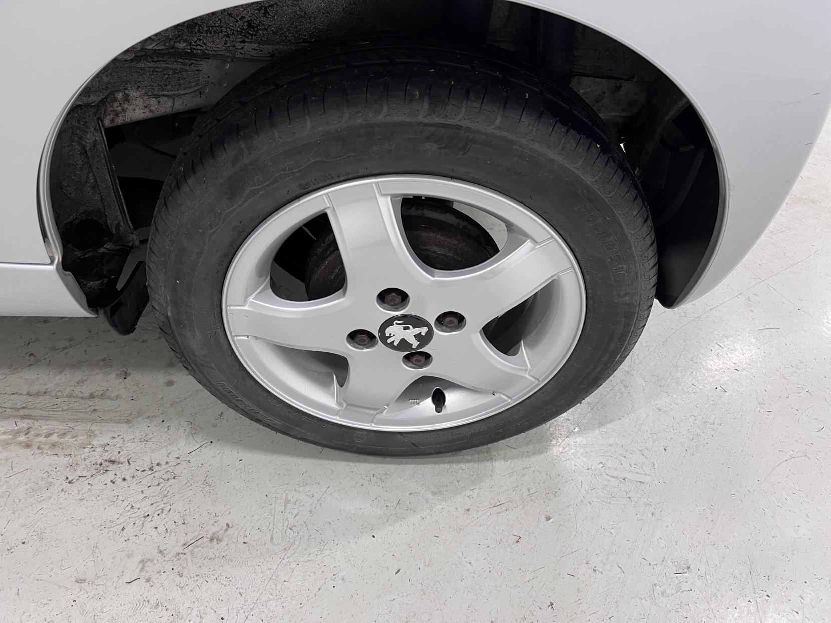 Peugeot 107 1.0 12V Allure Hatchback 5dr Petrol Manual Euro 5 (68 ps)