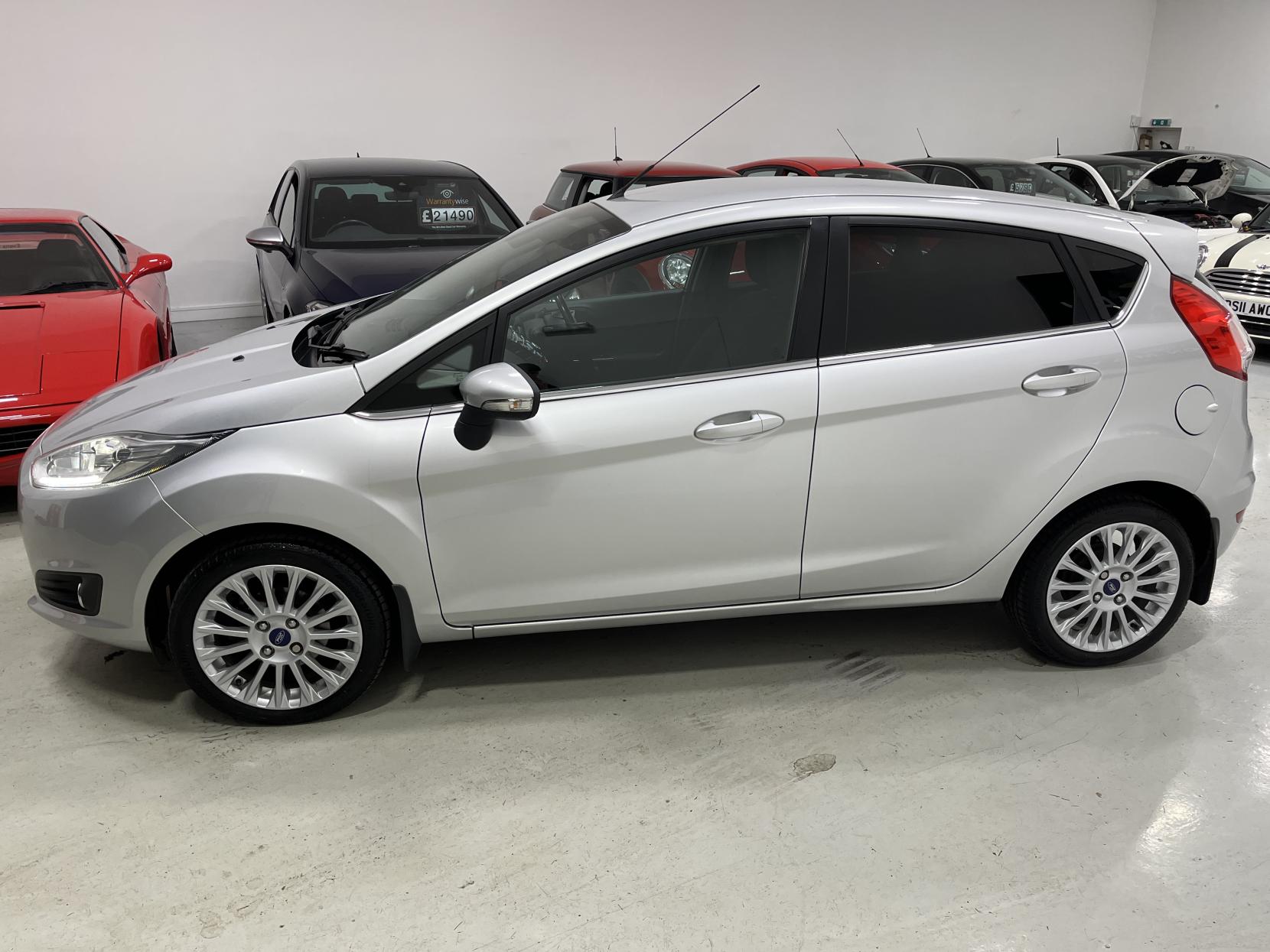 Ford Fiesta 1.6 Titanium Hatchback 5dr Petrol Powershift Euro 5 (105 ps)