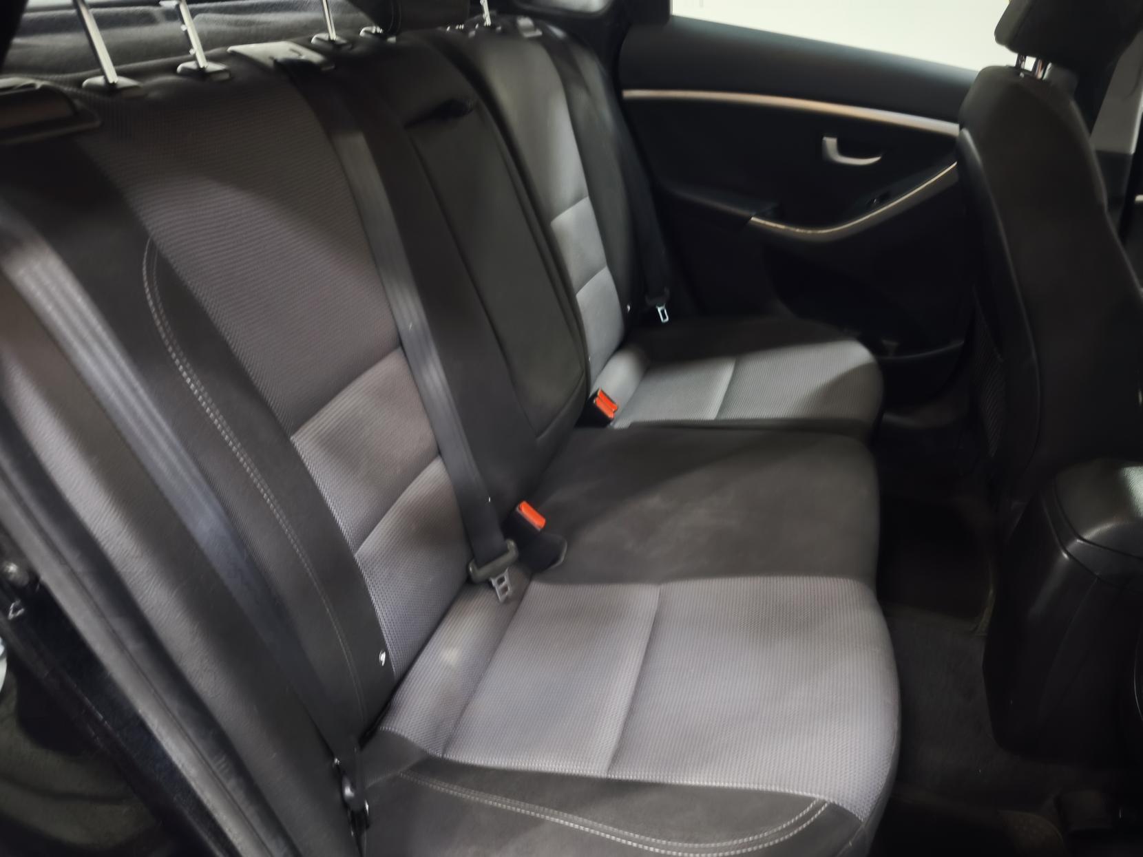 Hyundai i30 1.6 CRDi Blue Drive SE Nav Hatchback 5dr Diesel Manual Euro 6 (s/s) (110 ps)