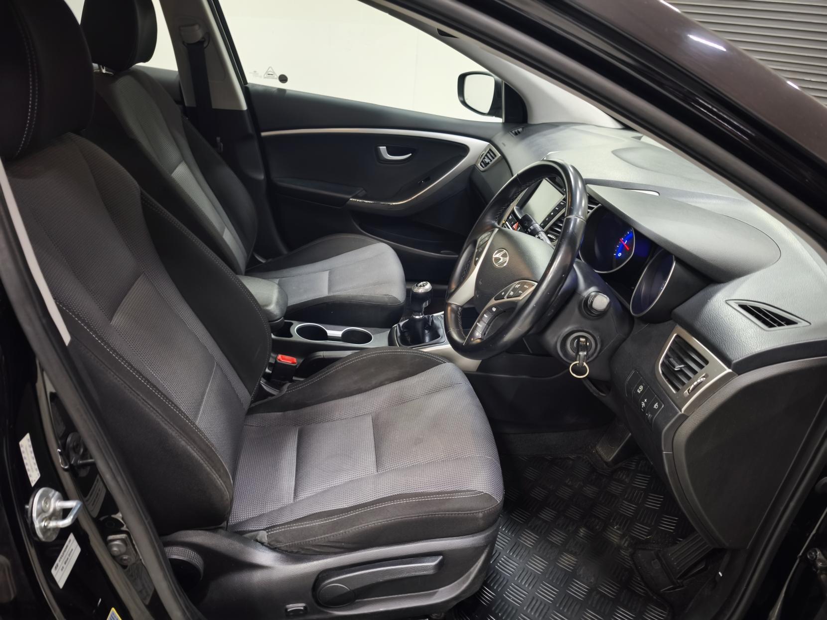 Hyundai i30 1.6 CRDi Blue Drive SE Nav Hatchback 5dr Diesel Manual Euro 6 (s/s) (110 ps)